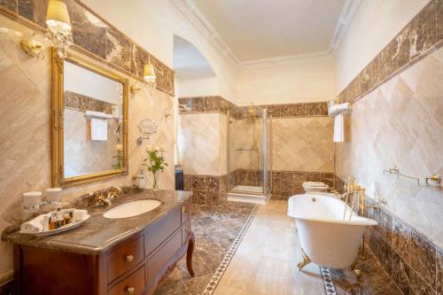 卢切内茨Galicia Nueva, castle hotel的带浴缸、水槽和浴缸的大浴室