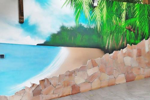 哥西尔P'ti Paradise的墙上的海滩和棕榈树壁画