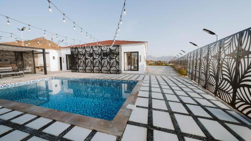 八田Hattah Palace View的一座带游泳池和房子的别墅