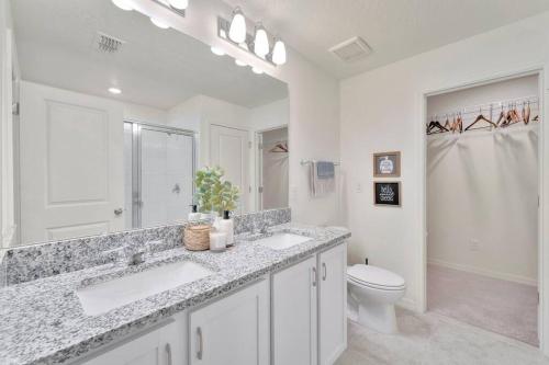 萨拉索塔Serene Sarasota Residence * By th Beach & Airport!的白色的浴室设有2个盥洗盆和1个卫生间。