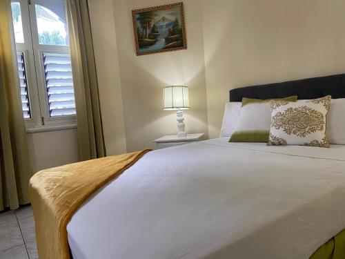 欧丘里欧Firefly at Sandcastle的卧室配有一张大白色床和窗户