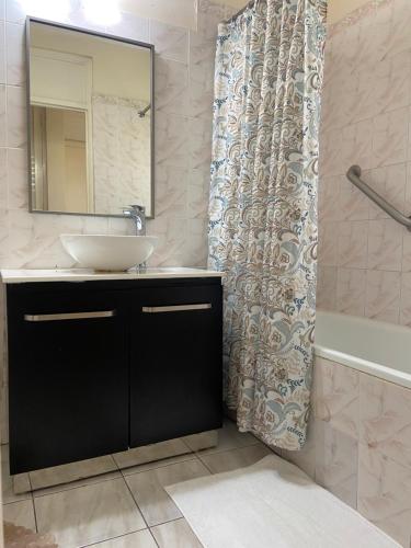 欧丘里欧Firefly at Sandcastle的浴室配有盥洗盆、镜子和浴缸