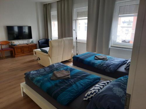 克里米乔Apartments Wagner的客厅配有两张床和椅子