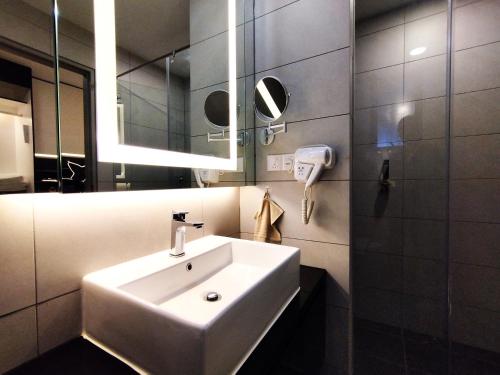 云顶高原TopGenting RetreatColdSuite4Pax @GrdIonDelmn的浴室设有白色水槽和镜子