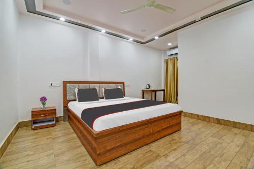 BhutiāgāonCollection O The Grand Megha Resort的一间卧室,卧室内配有一张大床
