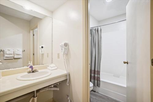 基灵顿Cedarbrook Queen Studio 207的一间带水槽和淋浴的浴室