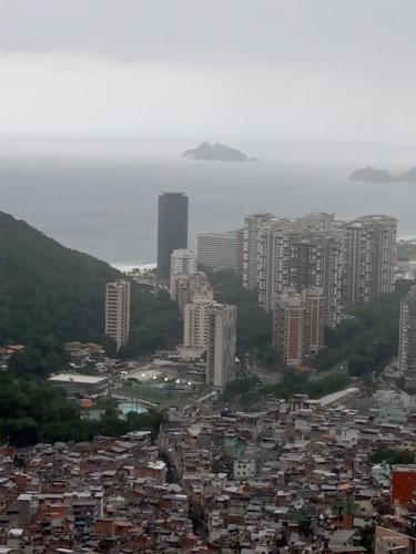 里约热内卢Rocinha House的享有拥有建筑和大海的城市美景