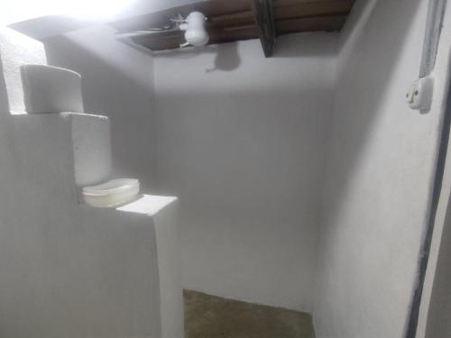 San RafaelPequeño paraíso Río Celeste的一间白色浴室,内设卫生间