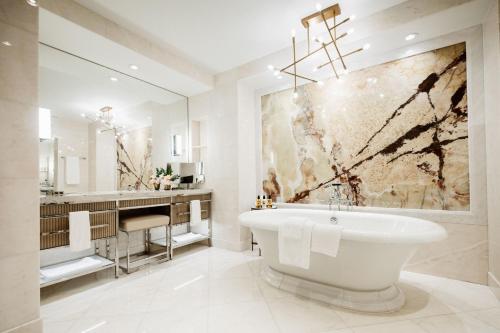 多伦多多伦多丽思卡尔顿酒店的浴室配有白色浴缸和水槽