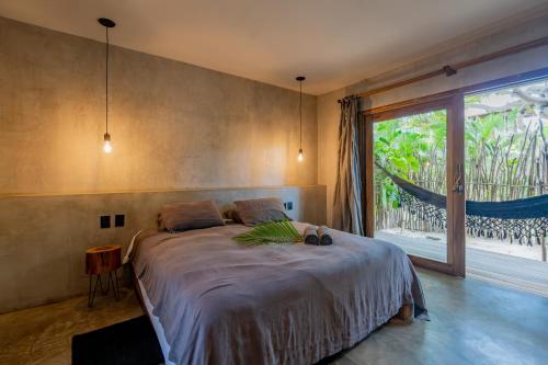 杰里科科拉Villa Mango Jeri的一间卧室设有一张大床和一个大窗户