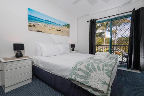 黄金海岸太古广场酒店式公寓 的一间卧室配有一张床,享有海滩美景