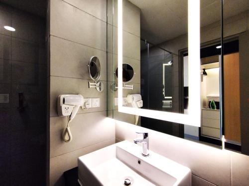 云顶高原TopGenting RosyColdSuite4Pax @GrdIonDelmn的一间带水槽和镜子的浴室