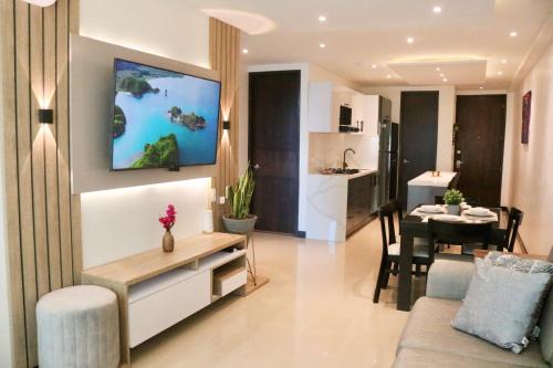 巴兰基亚Atlantis Suites BAQ -Apartamento Moderno-2-BD的带沙发的客厅和用餐室