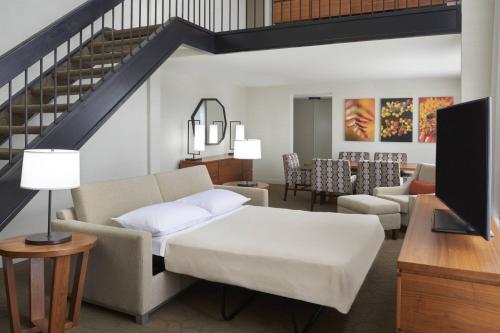 多伦多多伦多机场和会议中心万豪德尔塔酒店的一间带床的客厅和一间餐厅