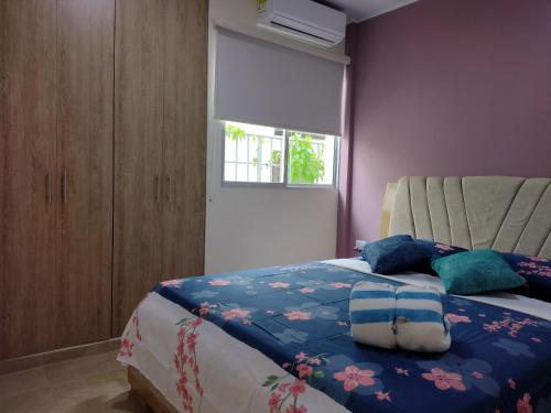 圣安特罗Cabañas OnBeach的一间卧室配有一张带蓝色毯子的床和窗户。