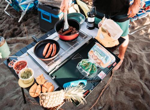 卡胡卢伊Zazu Campers的海滩上的烧烤人烹饪食物