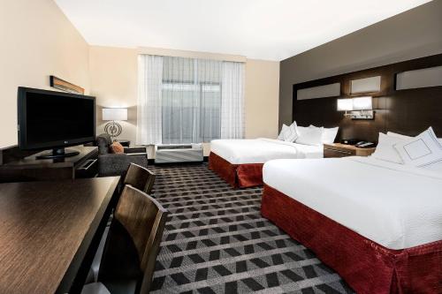 圣安东尼奥TownePlace Suites by Marriott San Antonio Downtown Riverwalk的酒店客房设有两张床和一台平面电视。