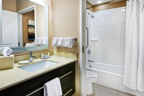 圣安东尼奥TownePlace Suites by Marriott San Antonio Downtown Riverwalk的一间带水槽、卫生间和镜子的浴室