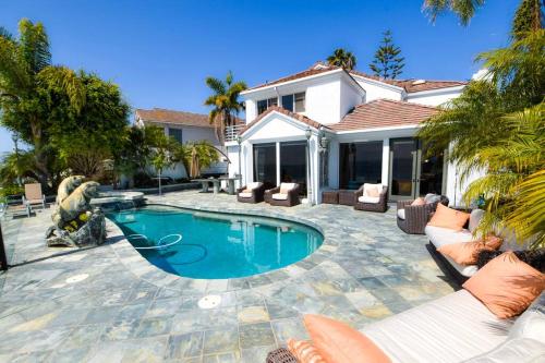 圣地亚哥Private Beach front 4bed 4bath pool and spa house的一座房子后院的游泳池