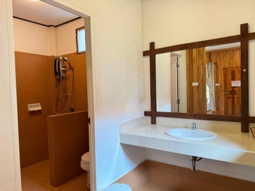 沙美岛Samed Garden Resort的一间带水槽和镜子的浴室