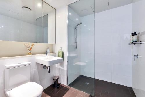 达尔文Cute & Cosy Darwin Waterfront Apartment with Queen Bed的带淋浴、卫生间和盥洗盆的浴室