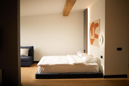 久姆里BARBAR APART HOTEL的一间卧室配有一张床和一张蓝色的沙发