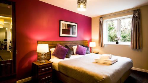 南安普敦SOUTHAMPTON Central Apartments - Wise Stays的一间卧室配有一张紫色墙壁和窗户的床