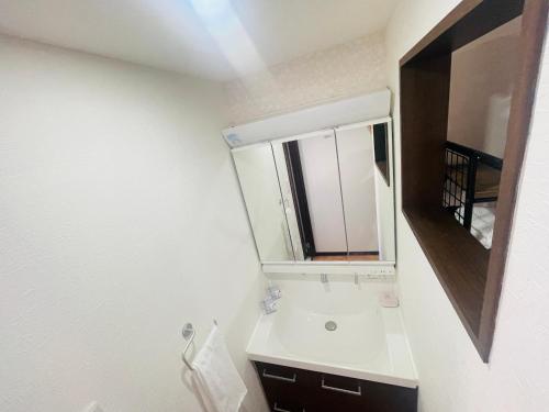 大阪大阪楓晴101的白色的浴室设有水槽和镜子