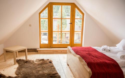 ŻabnicaStara Chata w Beskidach的一间卧室设有一张床和一个大窗户
