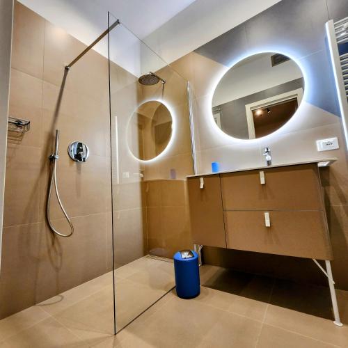 博洛尼亚b&b marconi 49的带淋浴和镜子的浴室