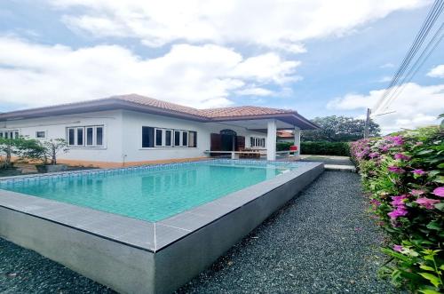 罗勇Mae Rampung Beach House Pool Villa的房屋前的游泳池