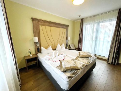 美因河畔法兰克福Naam Hotel & Apartments Frankfurt City-Messe Airport的一间卧室设有一张大床和大窗户