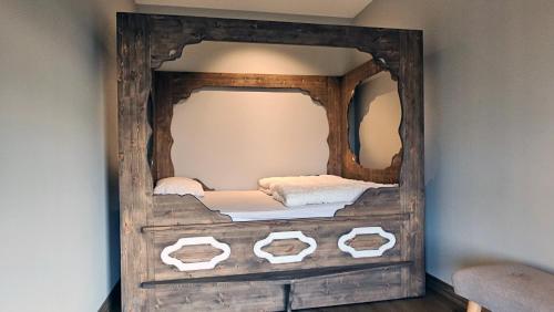 EikregardaneHuso Mountain Lodge - Hemsedal的一张大镜子,位于一个配有床的房间