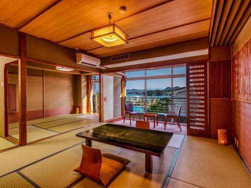 白滨Yukai Resort Premium Shirahama Saichoraku的客房设有乒乓球桌和阳台。
