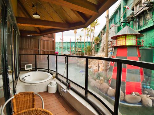 大分SKY PARADISE スカイパラダイス　ラクエン的带浴缸和灯塔的阳台。