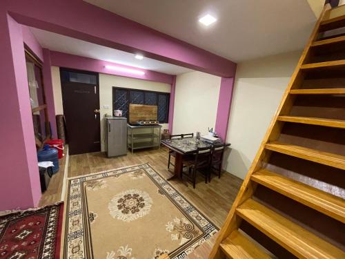 帕坦Kaji Homestay的客厅拥有紫色的墙壁和楼梯