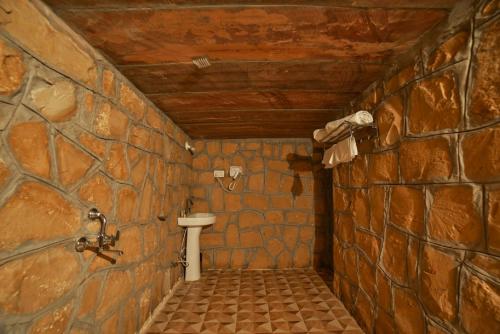斋沙默尔Jaisalmer best desert Safari Camp的石墙内带卫生间的浴室