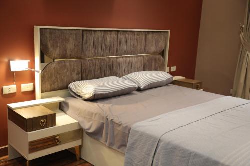 开罗Luxurious apartment - New Cairo的一间卧室配有一张大床和床头板