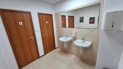 鲁塞Hostel CANTO的浴室设有2个水槽和镜子