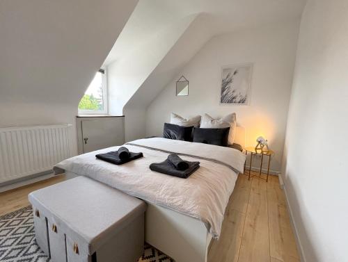 门兴格拉德巴赫Komfortable und gemütliche Wohnung mit 2 SZ的一间卧室配有一张大床和两条毛巾