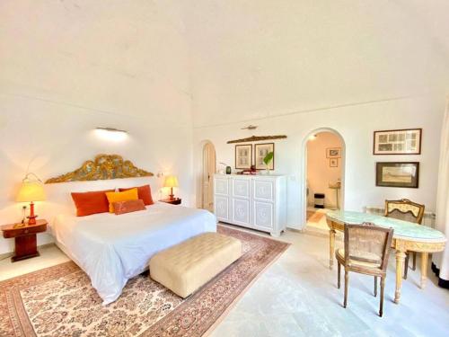 西迪·布·赛义德Lella Kmar B&B avec piscine Sidi Bou Said的一间卧室配有一张大床和一张桌子