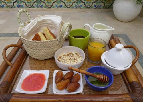 拉马萨Dar Mayya的盘子上装有面包和其他食物的食品