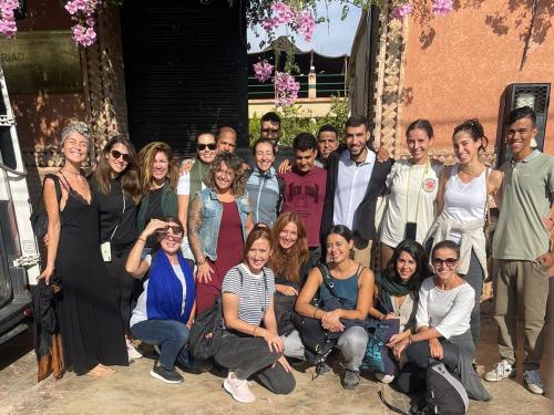 马拉喀什Riad Rime Garden Marrakech的一群人摆出一张照片