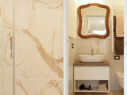 莱万托Residenza Cavour - Appartamento AGAVE的一间带水槽和镜子的浴室