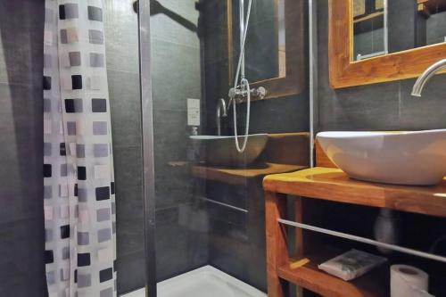 圣热尔韦莱班Studio cosy au pied des pistes avec piscine的一间带水槽和淋浴的浴室