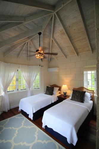 圣詹姆斯Gully Point的一间卧室配有两张床和吊扇