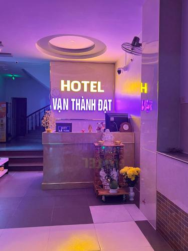 胡志明市khách sạn Vạn Thành Đạt的花房里的一个酒店 ⁇ 蝠标志