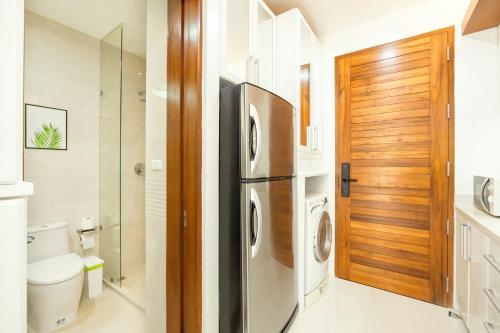卡塔海滩Rudi Condo by Q Conzept的一间带冰箱、洗衣机和烘干机的浴室