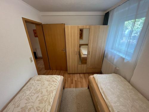 普福尔茨海姆Ruhige geräumige Wohnung的小房间设有两张床和窗户