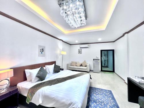 Ban Nong KhamanHori hotel的一间卧室配有一张大床和一个吊灯。